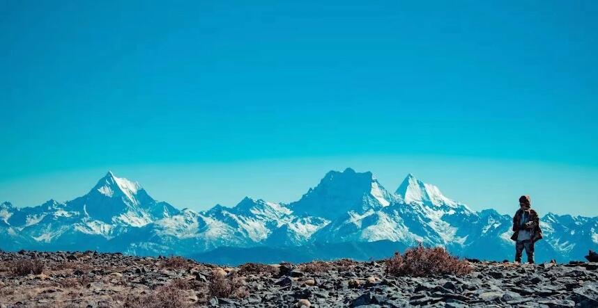 百县千村行（269）｜ “三大雪山同框” 亚丁脚下小村庄这样奔小康